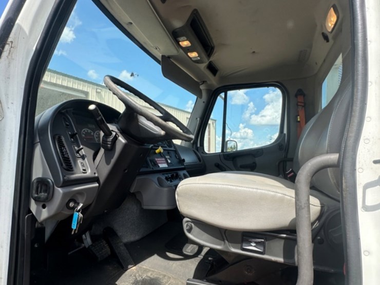 2014-freightliner-m2-106-image-23