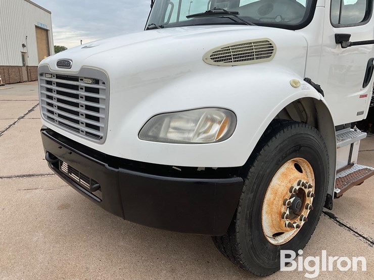 2010-freightliner-m2-106-image-11