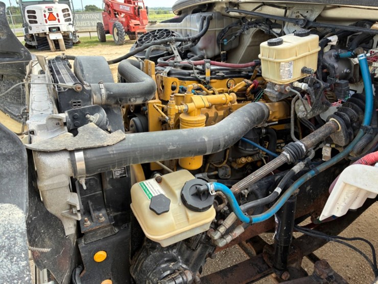 2006-freightliner-m2-106-image-15