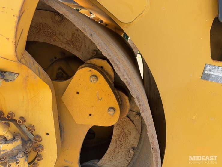 2010-caterpillar-cb64-image-8
