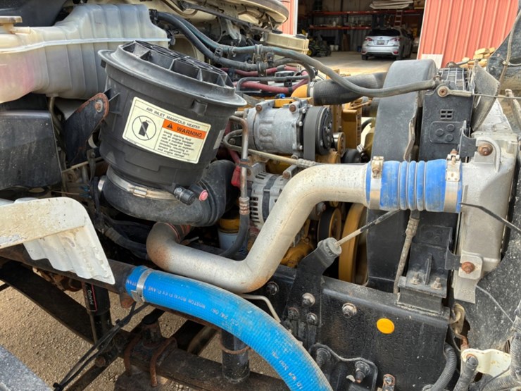 2006-freightliner-m2-106-image-16