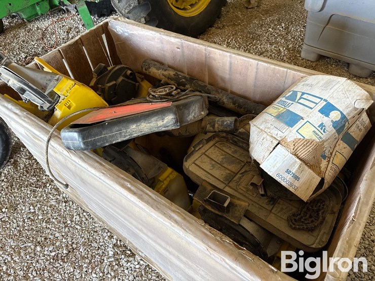 john-deere-pneumatic-planter-boxes-&-blower-motor-image-1