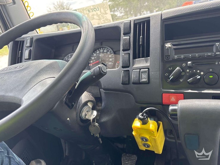 2024-isuzu-nrr-image-19