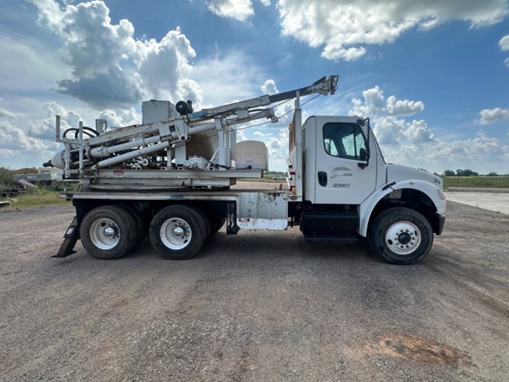 2014-freightliner-m2-106-image-3