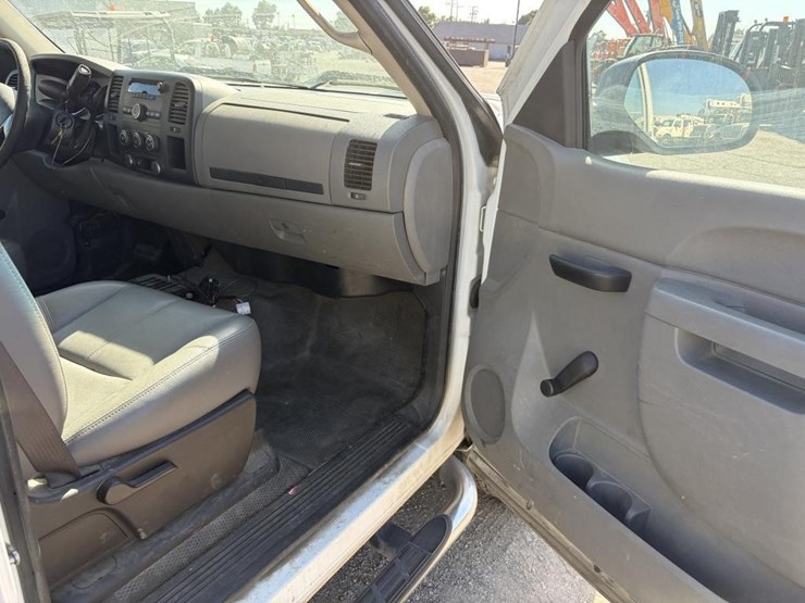 2012-chevrolet-silverado-2500-image-10