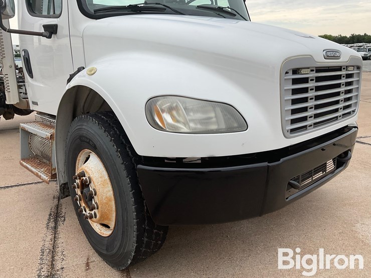 2010-freightliner-m2-106-image-15