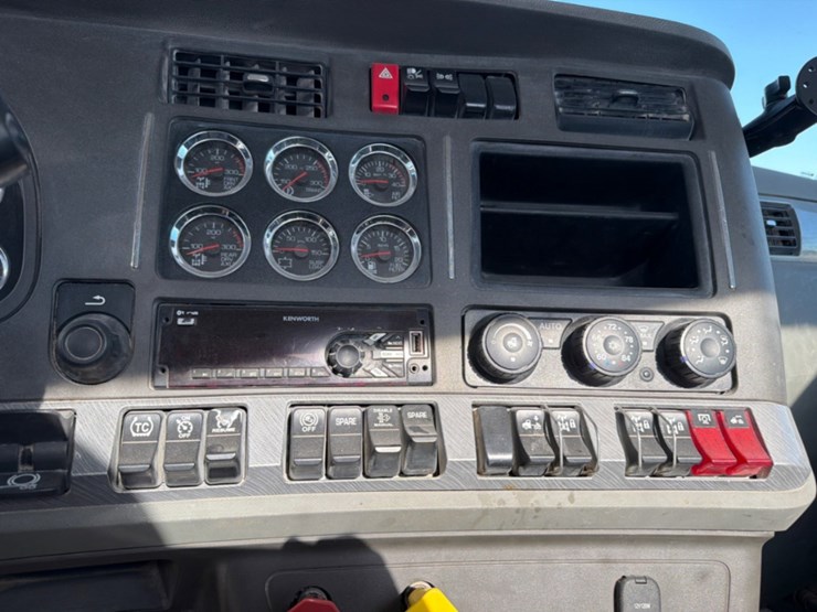 2019-kenworth-t880-image-10