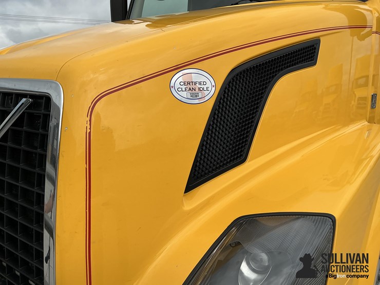 2015-volvo-vnl64t300-image-12