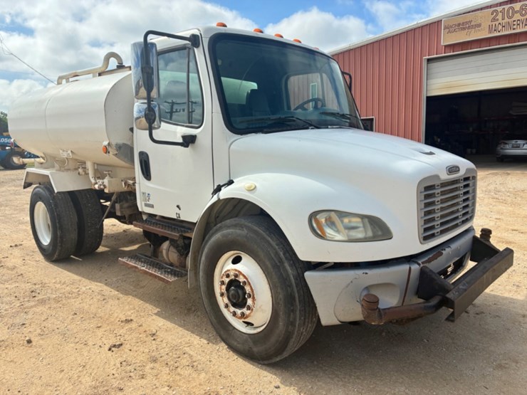 2006-freightliner-m2-106-image-3