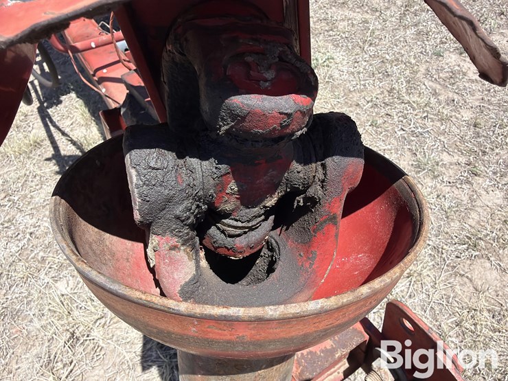 new-holland-320-image-10