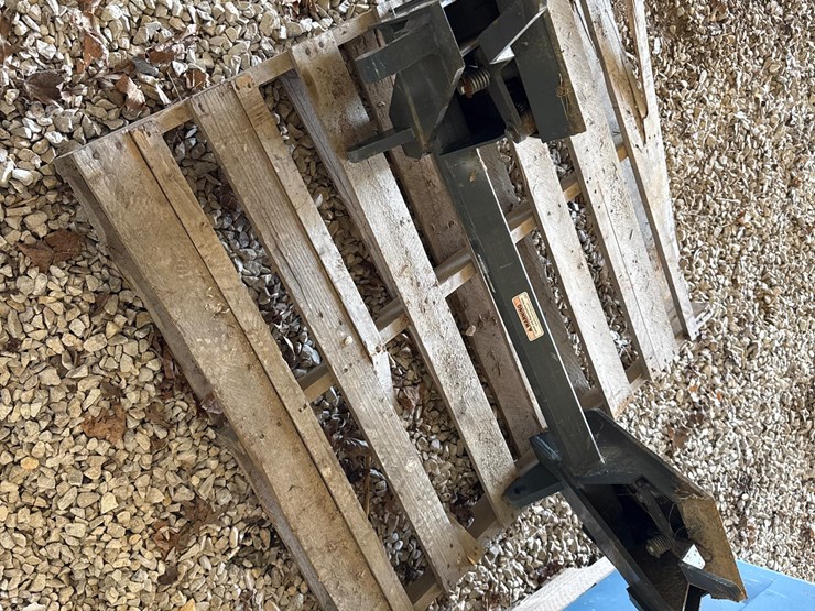 tar-river-attachment-euro-to-skid-steer-adapter-plate-image-10