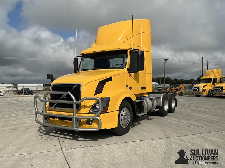 2017-volvo-vnl64t300-image-1