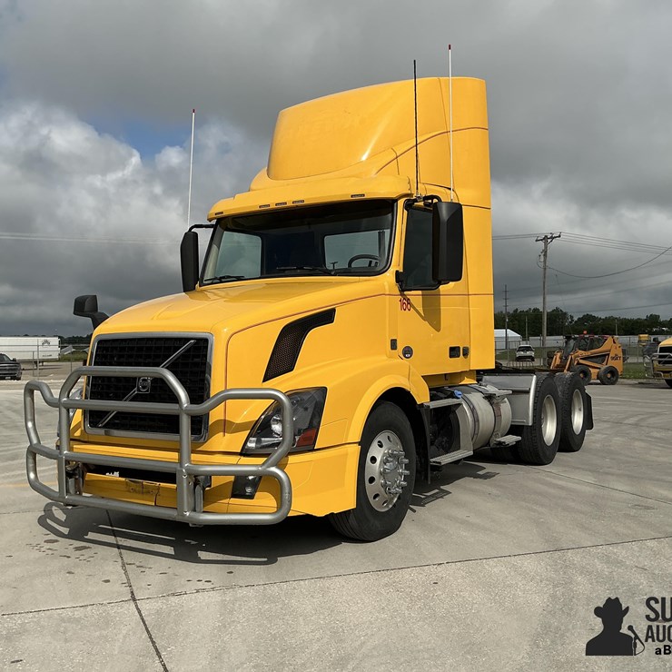 2017 VOLVO VNL64T300