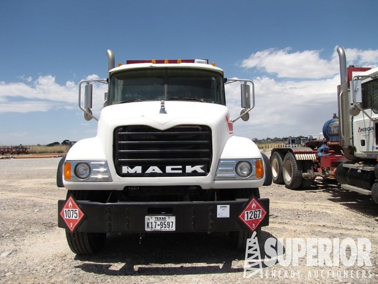 (x)-(6-11)-2006-mack-cu713-hot-oil-truck,-vin-1m2a...-image-2