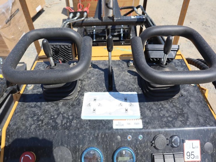 agt-mx-mrt14-compact-track-loader-image-8