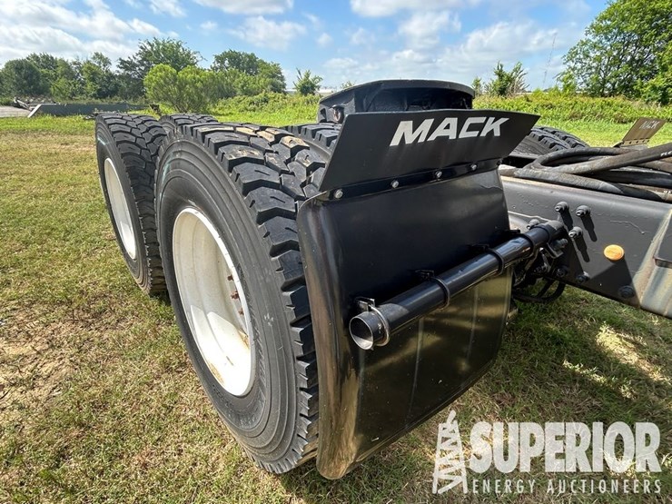 (x)-(9-33)-2006-mack-cxn613-t/a-wet-kit-truck-trac...-image-8