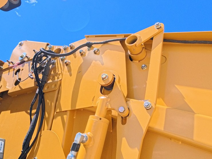 #1027-•-2020-vermeer-zr5-self-propelled-baler-image-57