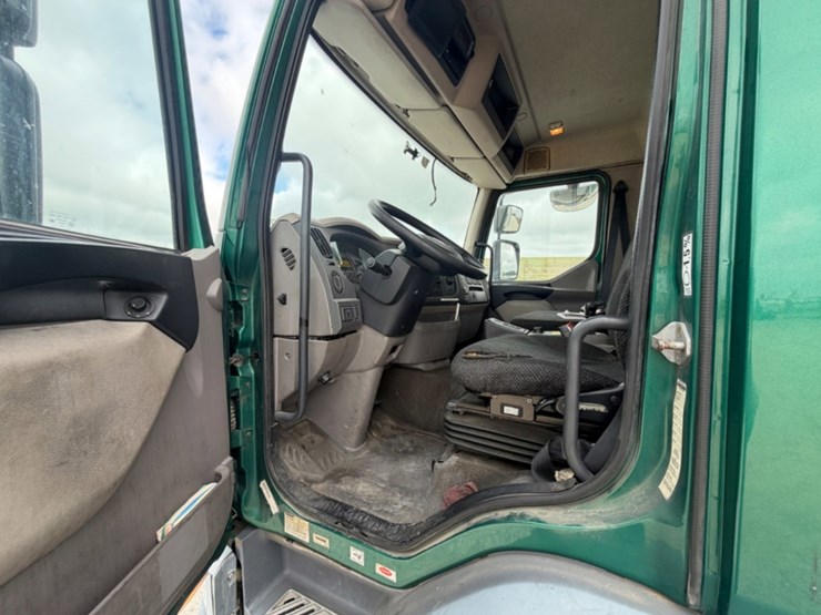 2016-peterbilt-220-image-9
