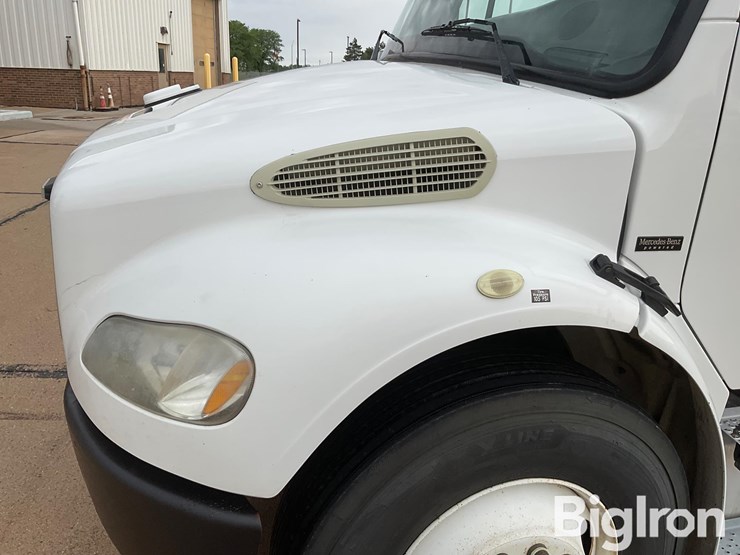 2009-freightliner-m2-106-image-10