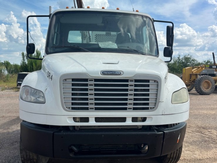 2014-freightliner-m2-106-image-2