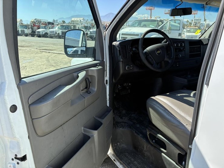 2014-chevrolet-express-3500-image-13
