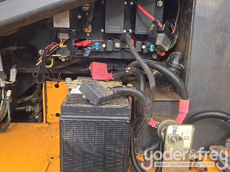 2017-case-650l-image-29