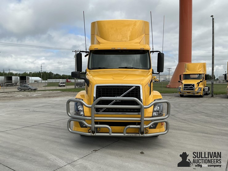 2015-volvo-vnl64t300-image-2