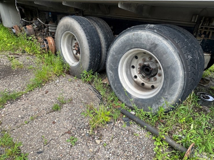2019-peterbilt-567-image-8