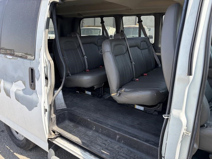 2011-gmc-3500-image-11