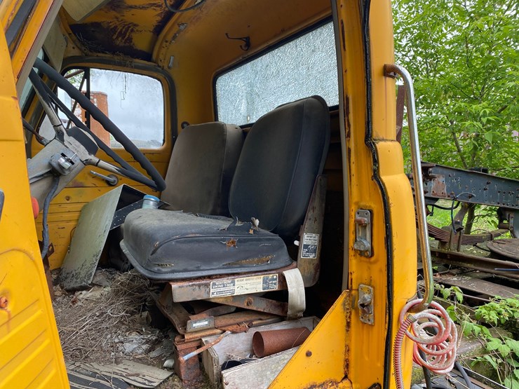 #1632-•-international-harvestor-day-cab-semi-(no-title)-(for-parts-only)-image-5