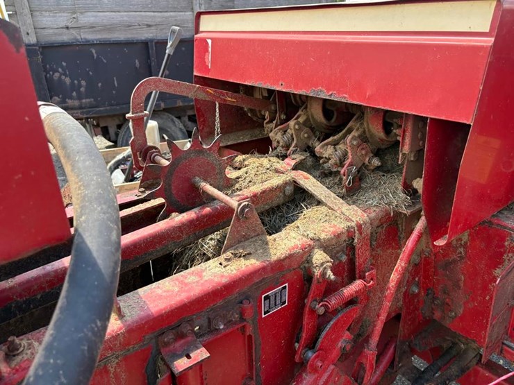 new-holland-325-image-6