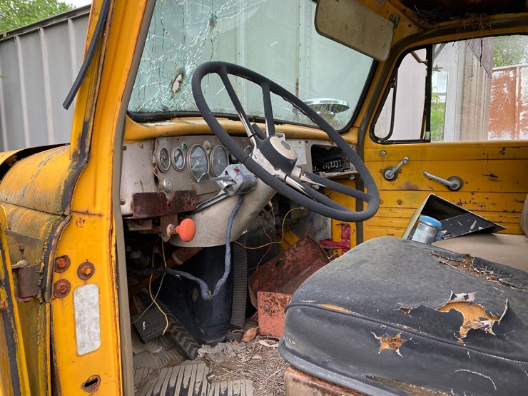 #1632-•-international-harvestor-day-cab-semi-(no-title)-(for-parts-only)-image-6