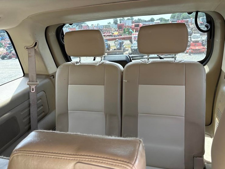 2010-ford-explorer-image-17