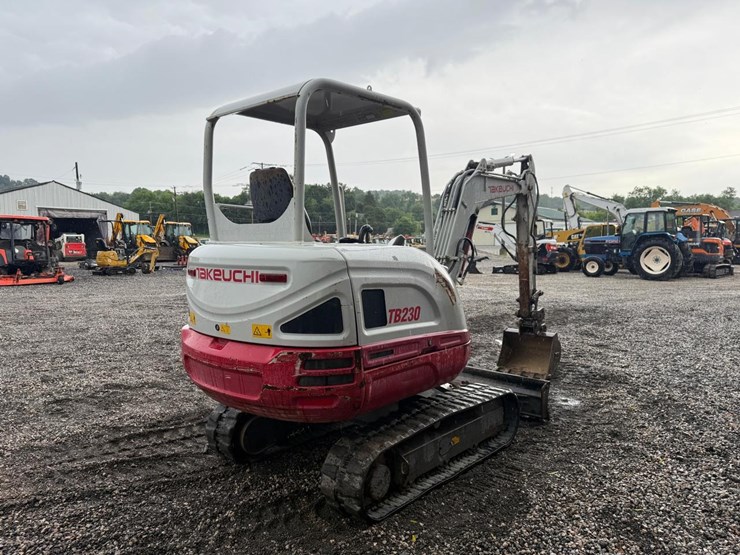 2017-takeuchi-tb230-image-4