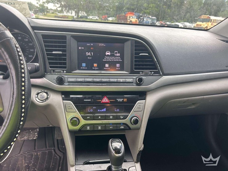 2017-hyundai-elantra-sedan-image-16