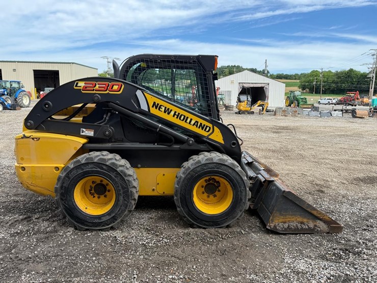 2015-new-holland-l230-image-5