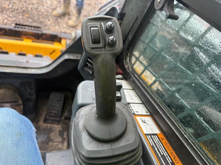 2021-deere-325g-image-21