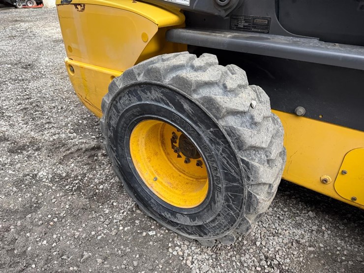 2015-new-holland-l230-image-13