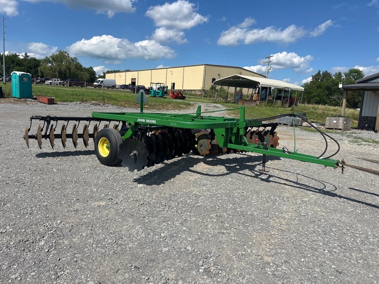 john-deere-210-image-1