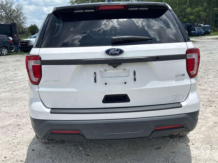 2018-ford-explorer-image-18