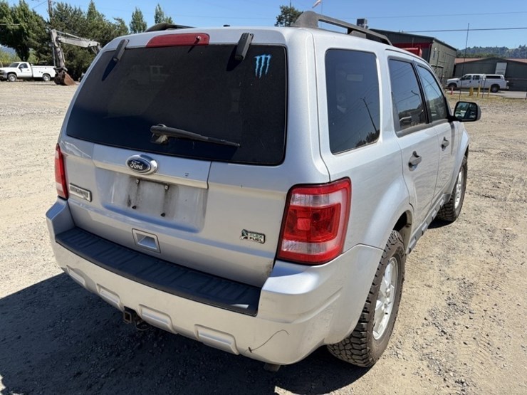 2010-ford-escape-image-4