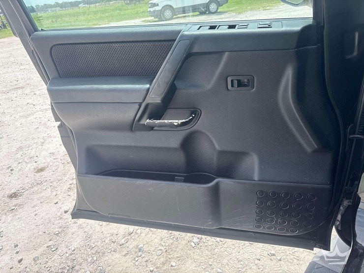 2006-nissan-armada-image-13