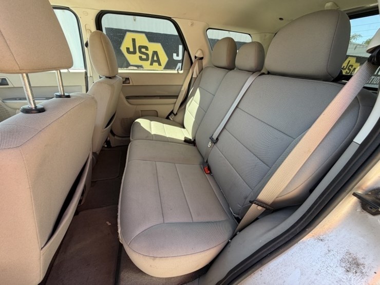 2010-ford-escape-image-22