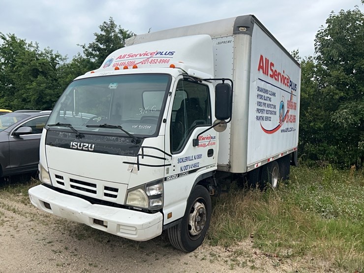 2006-isuzu-nqr-image-1