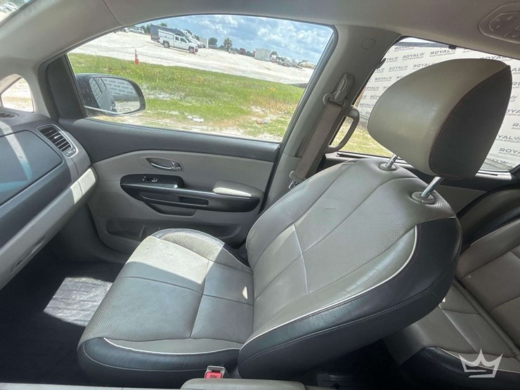 2017-kia-sedona-image-18