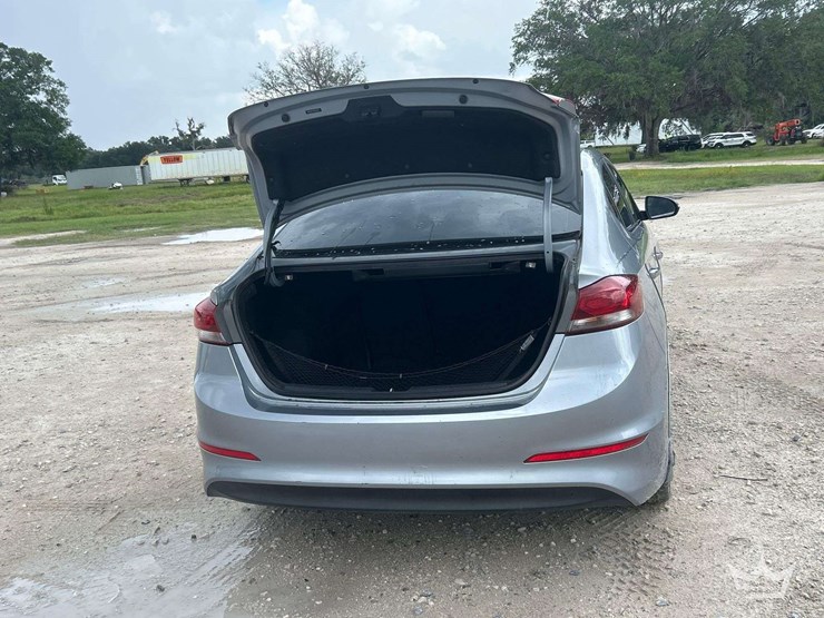 2017-hyundai-elantra-sedan-image-23