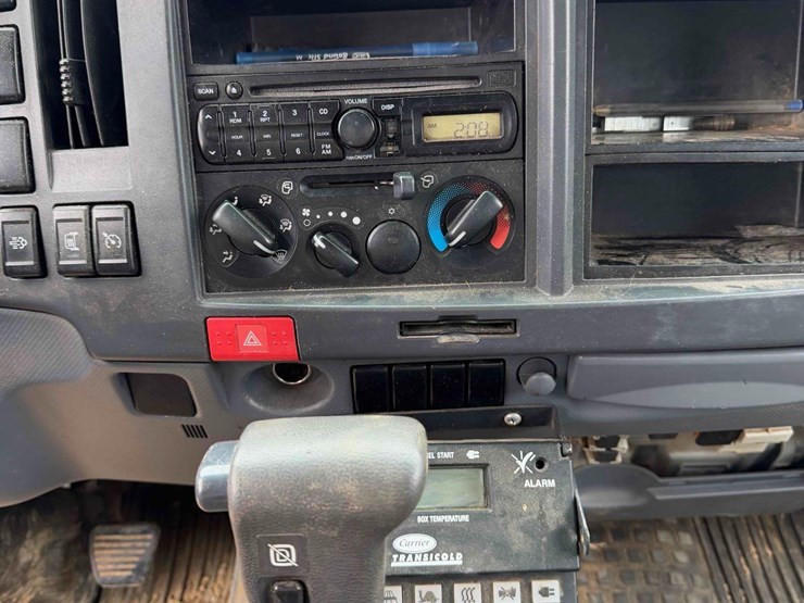 2012-isuzu-nqr-image-15
