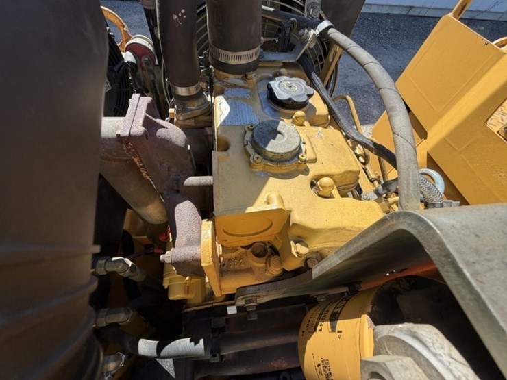 2009-caterpillar-cb24-image-15