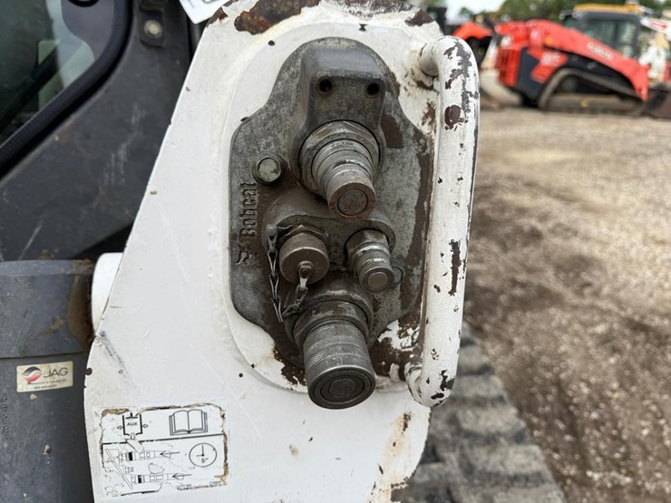 bobcat-t870-image-11