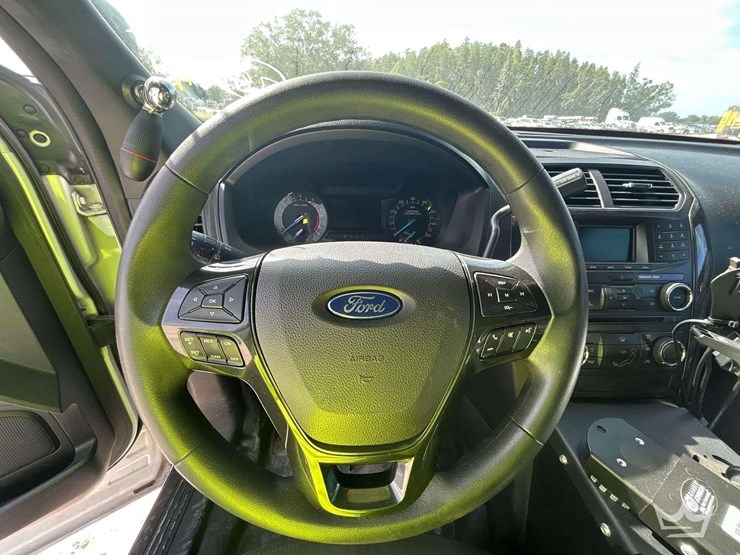 2016-ford-explorer-image-12